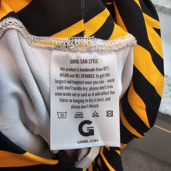 Tiger CT Free Jamaican Cloud Shorts - SIZE SAM - GRRRL - Picture 3 of 4